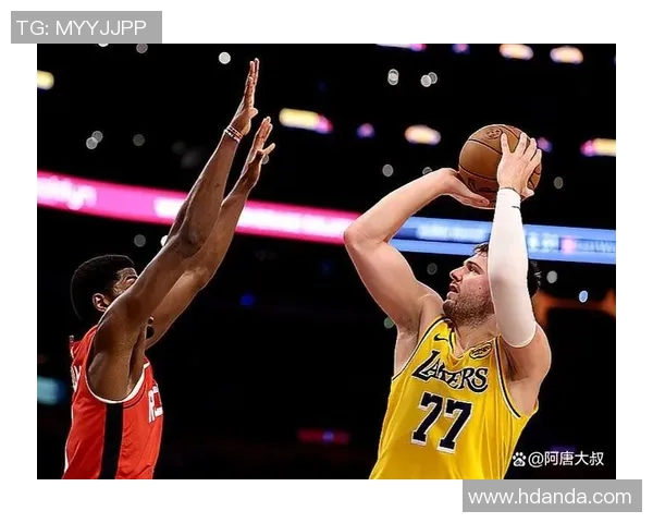 詹姆斯称赞东契奇身体状态出色有助于赛后恢复表现提升