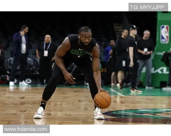 杰伦布朗左腿筋紧张状态不明绿军官方宣布回归存疑