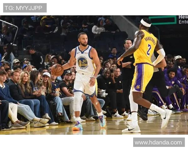 老将默契配合霍福德助攻库里精彩反篮打成21