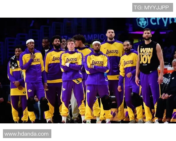 湖人新更衣室揭秘詹姆斯柜内浓眉球衣悬挂引发球迷热议