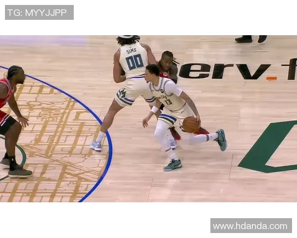 夏季训练不放松麦克丹尼尔斯运球节奏感十足轻松命中撤步三分球 夏季训练不放松麦克丹尼尔斯运球节奏感十足轻松命中撤步三分球